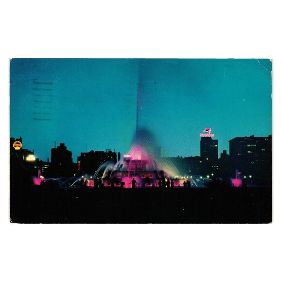 Buckingham Fountain Night Illuminated Postcard 1958 Vintage Chicago Skyline - Picture 1 of 2